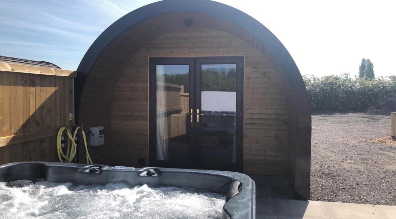 Superior Glamping Pod With Hot Tub Hotell Frodsham Exteriör bild