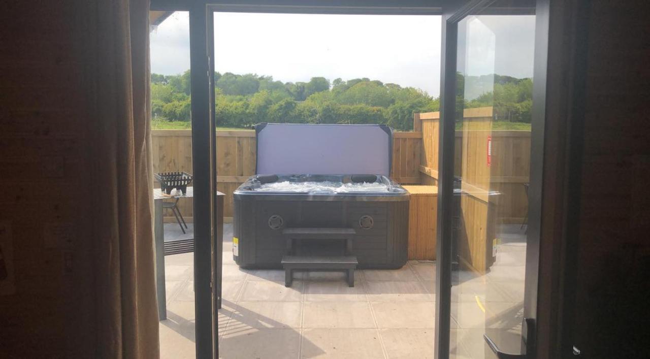 Superior Glamping Pod With Hot Tub Hotell Frodsham Exteriör bild